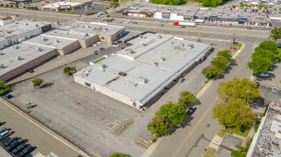 More Photos Of 1681-1745 Broadhollow Rd, Farmingdale Storefront For Lease