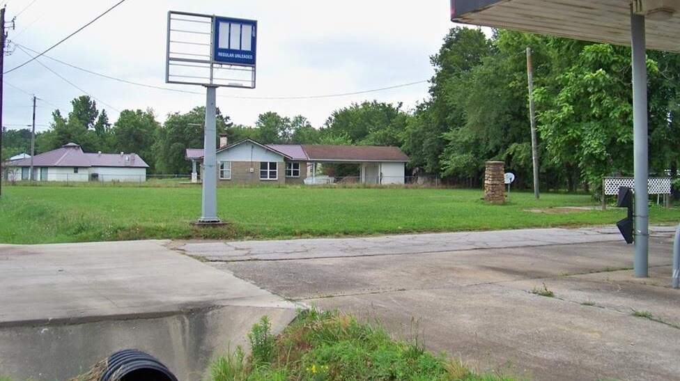 More Photos Of 681 N Main St, Waldron Service Station For Sale