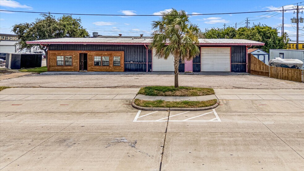 More Photos Of 902 51st St, Galveston Light Manufacturing For Sale