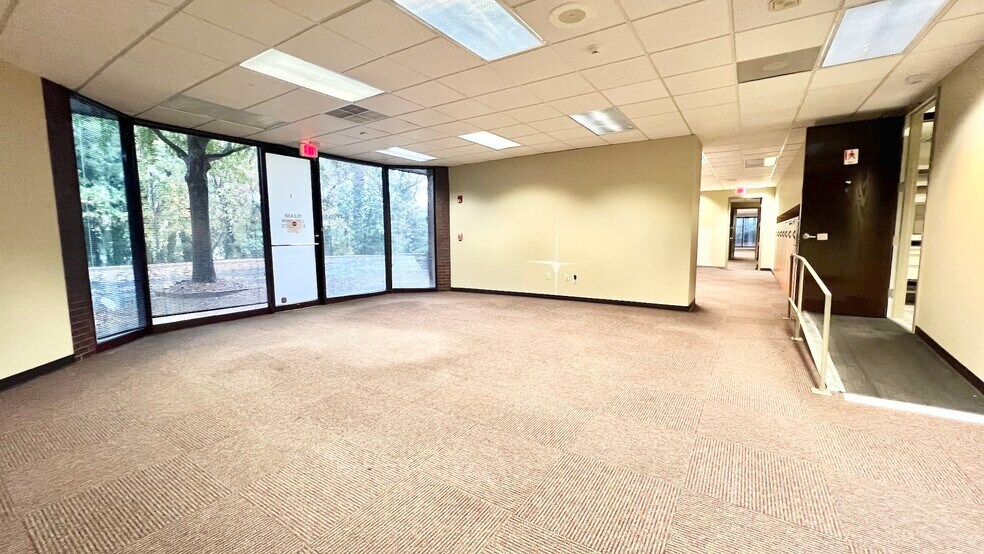 More Photos Of 8800 Roswell Rd, Sandy Springs Office For Sale