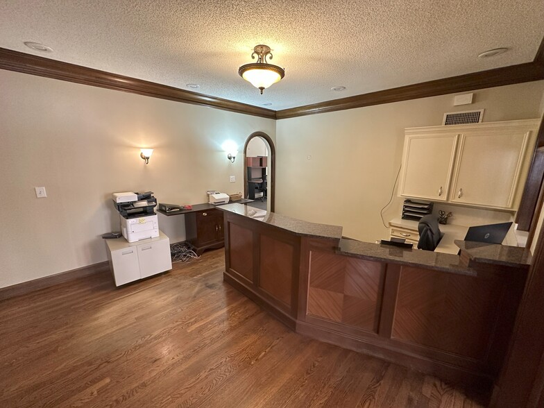 More Photos Of 2405 Broadway St, Lubbock Office For Sale