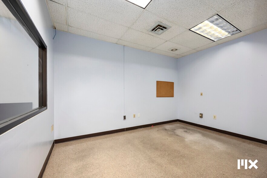 More Photos Of 21685 Northland Dr, Paris Distribution For Sale