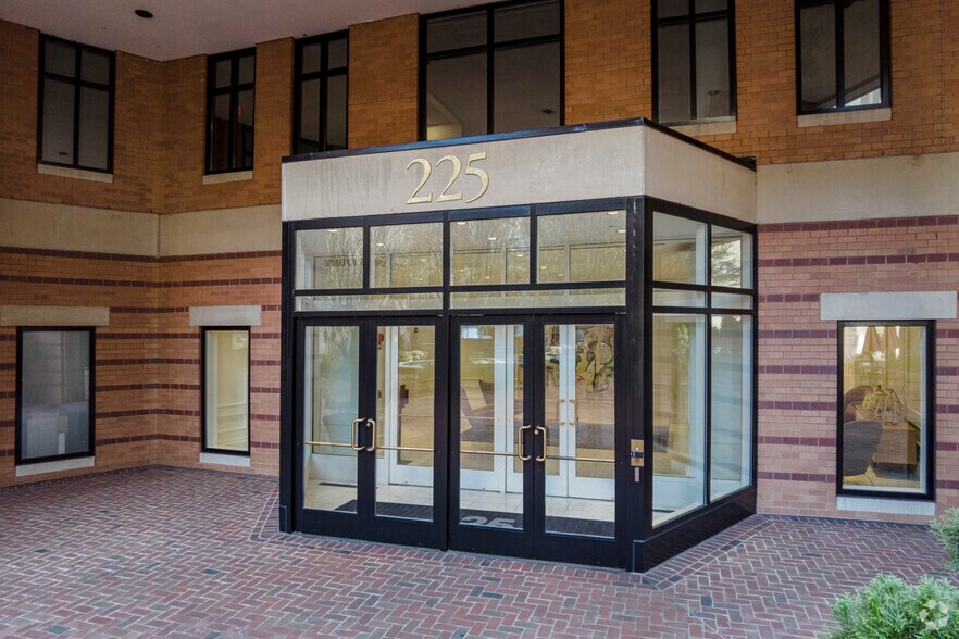 More Photos Of 225 Reinekers Ln, Alexandria Office For Lease