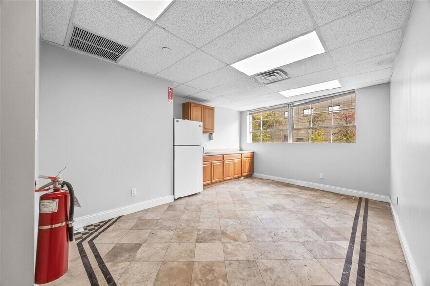 More Photos Of 31 Warren Pl, Mount Vernon Warehouse For Lease