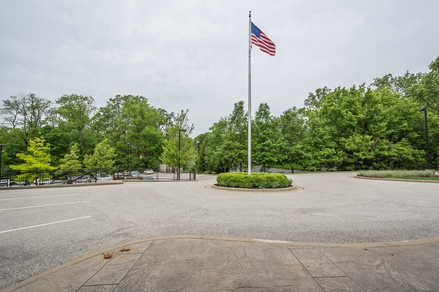 More Photos Of 1600 W Bloomfield Rd, Bloomington Medical For Lease