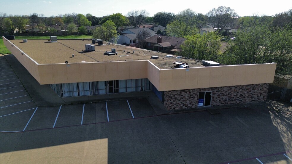 More Photos Of 4025 W Sycamore School Rd, Fort Worth Freestanding For Sale