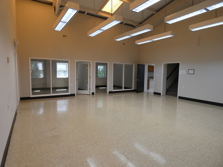 More Photos Of 1920 Flintstone Dr, Statesville Warehouse For Lease
