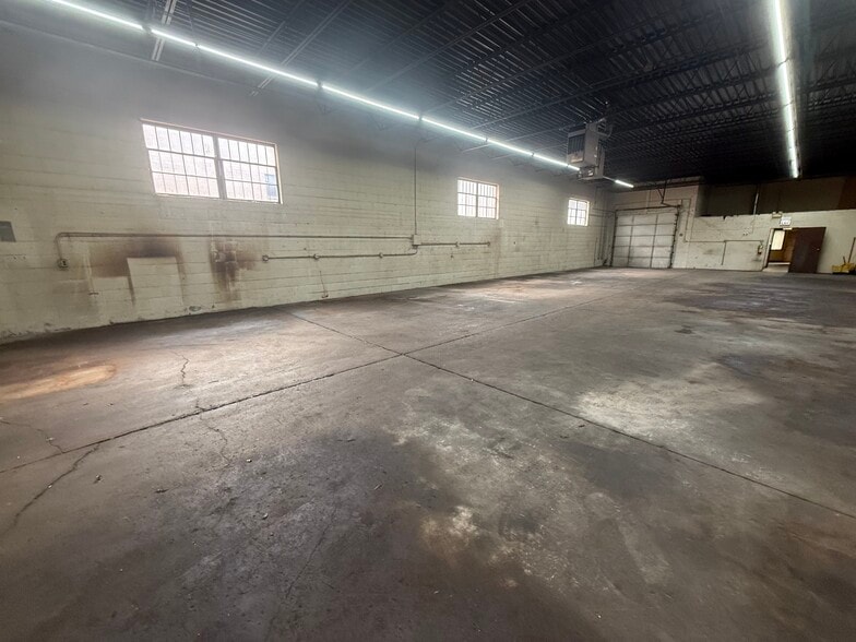 More Photos Of 135 Martin Ln, Elk Grove Village Warehouse For Sale