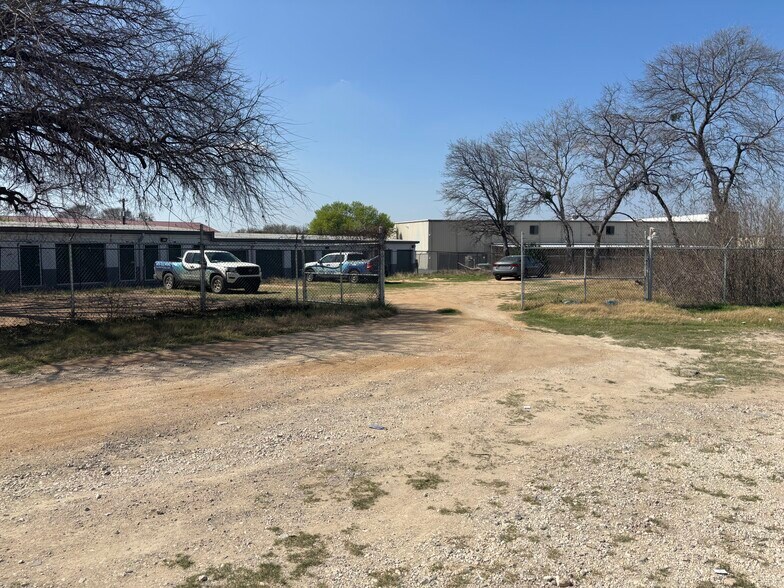 More Photos Of 10855 N I-35 Fwy, San Antonio Service For Lease