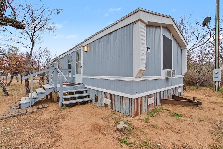 More Photos Of 919 Austin St, Kingsland Flex For Sale