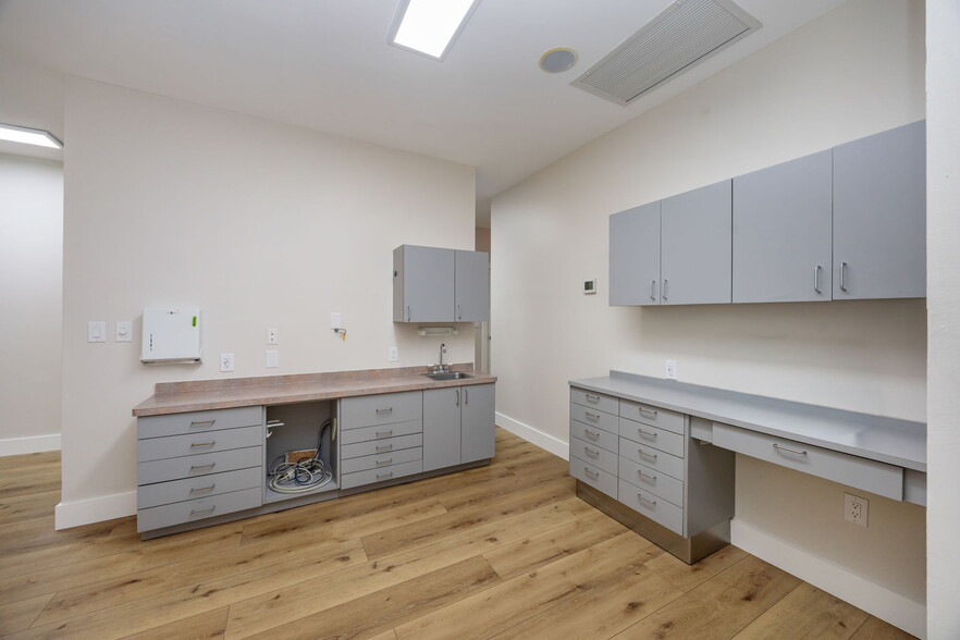 More Photos Of 871 106th Ave N, Naples Medical For Sale