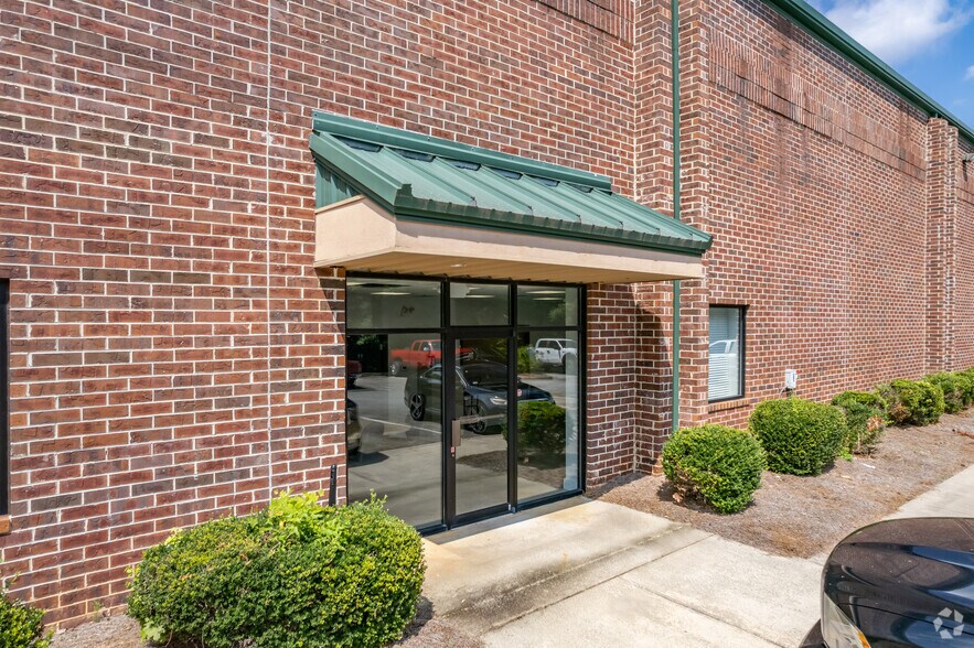 More Photos Of 375 Highway 74 S, Peachtree City Warehouse For Lease