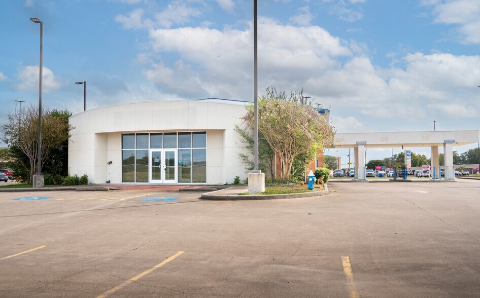 Primary Photo Of 17225 Westheimer Rd, Houston Bank For Lease