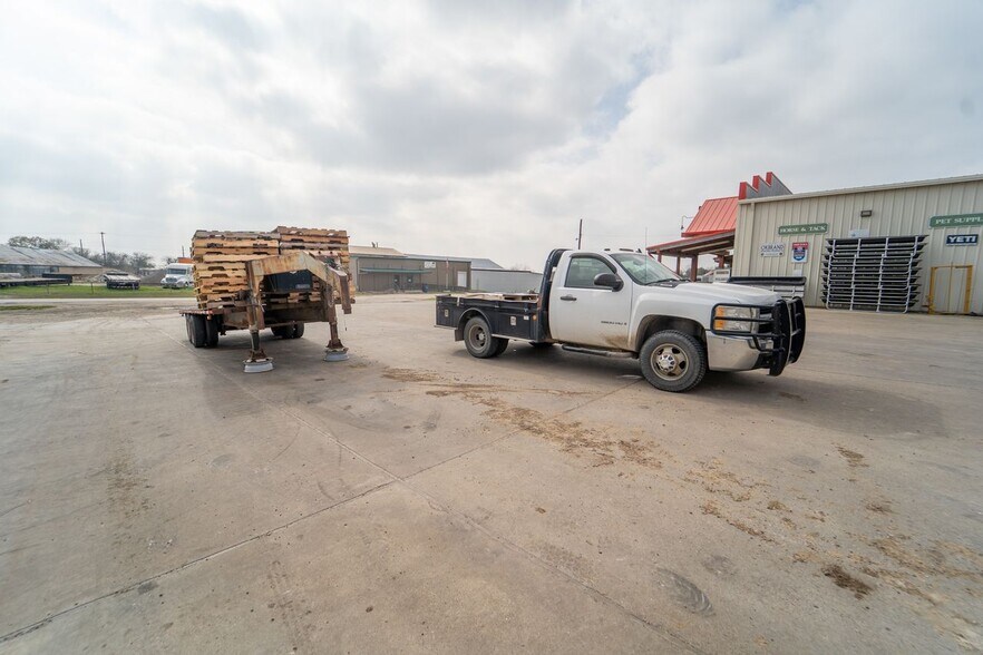 More Photos Of 610 E End St, Goliad General Retail For Sale