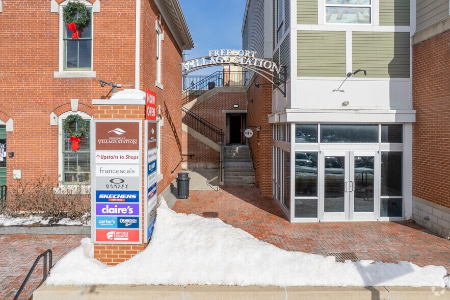 More Photos Of 1 Freeport Village Sta, Freeport Department Store For Lease