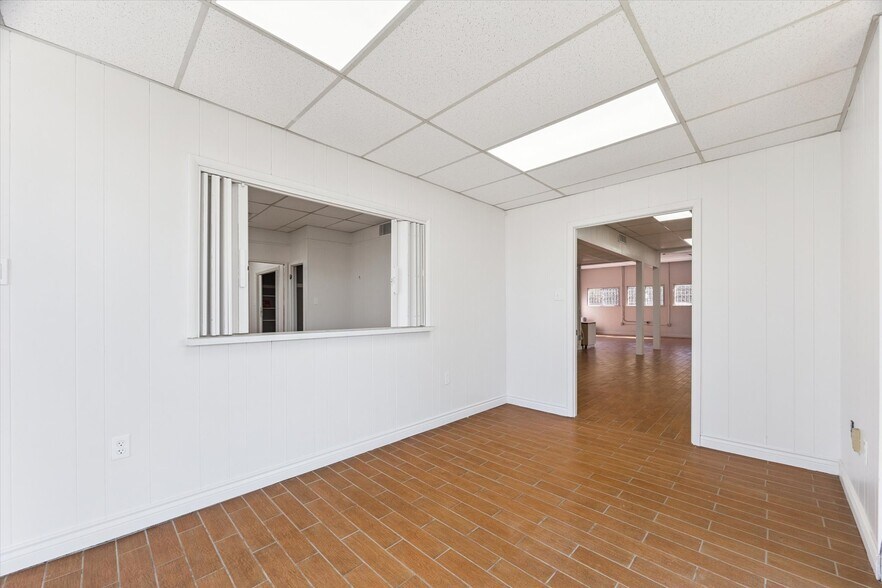 More Photos Of 5423 Jackwood Dr, San Antonio Warehouse For Sale