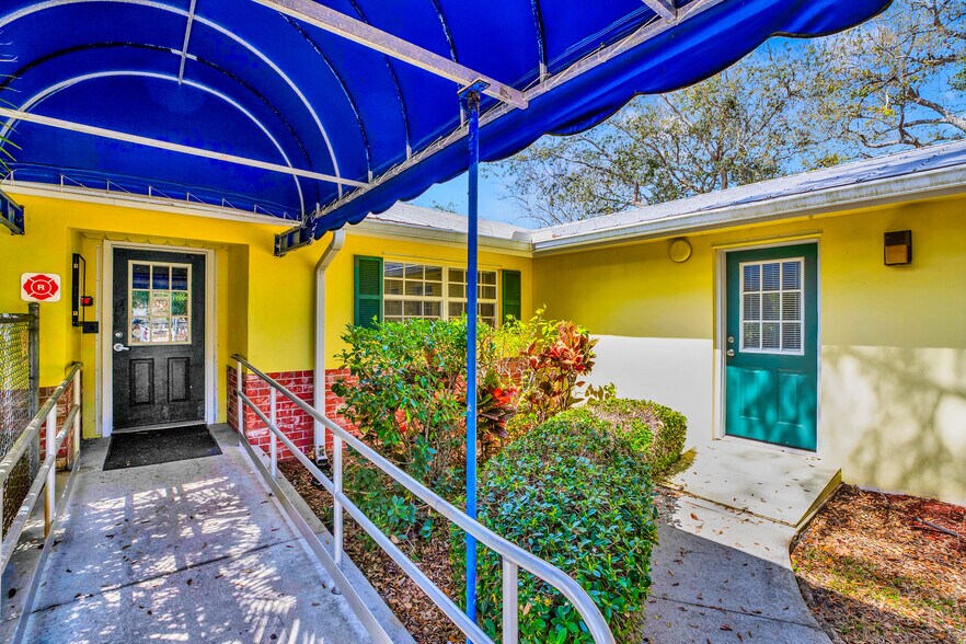 More Photos Of 1285 6th Ave, Vero Beach General Retail For Sale