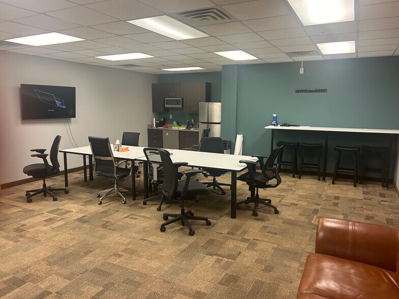 More Photos Of 1959 Sloan Pl N, Maplewood Office For Lease