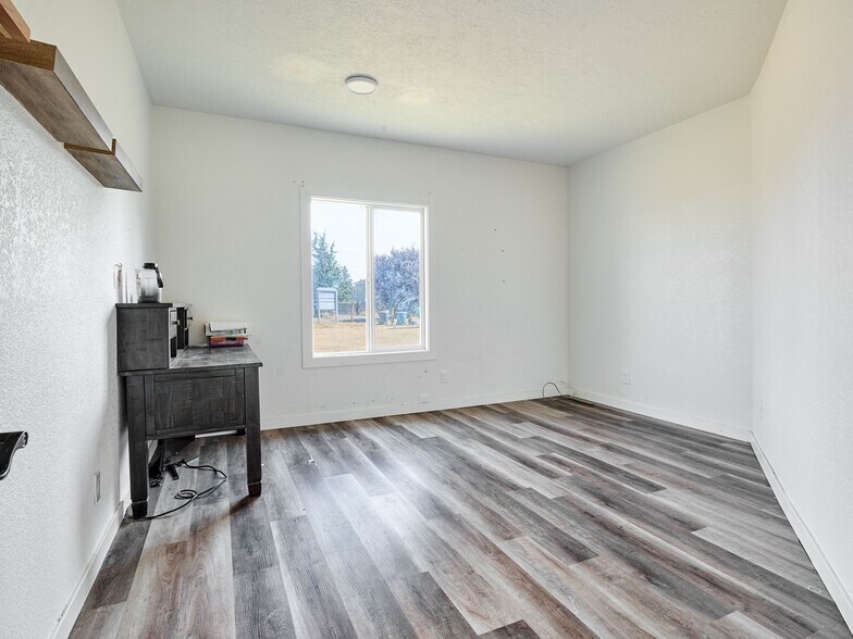 More Photos Of 1480 NE Laurel Ave, Woodburn Office For Sale