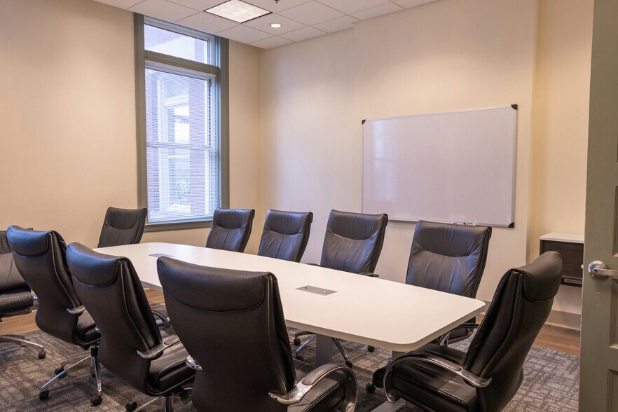 More Photos Of 1111 W 39th St, Kansas City Office For Lease