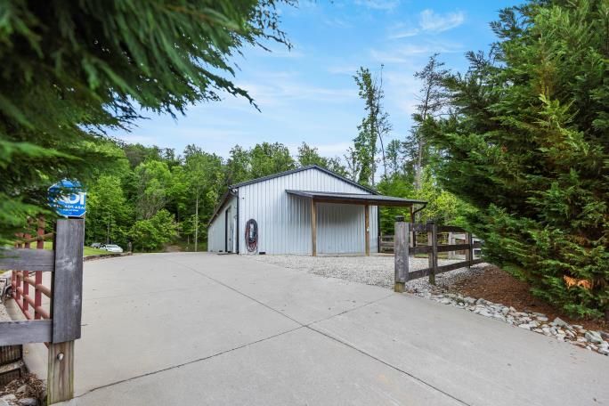 More Photos Of 3250 Dutch Valley Rd, Clinton Distribution For Sale