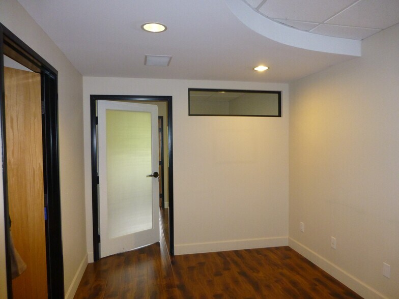 More Photos Of Central Westlake Village- Abundant parking, Westlake Village Medical For Lease
