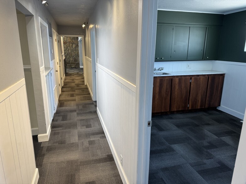 More Photos Of 990 S Front St, Central Point Medical For Sale