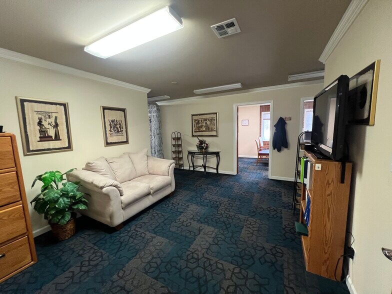 More Photos Of 211 Pine St, Rogue River General Retail For Sale