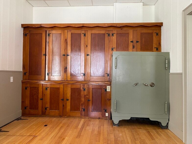 More Photos Of 56 4th St, Turners Falls Office For Sale