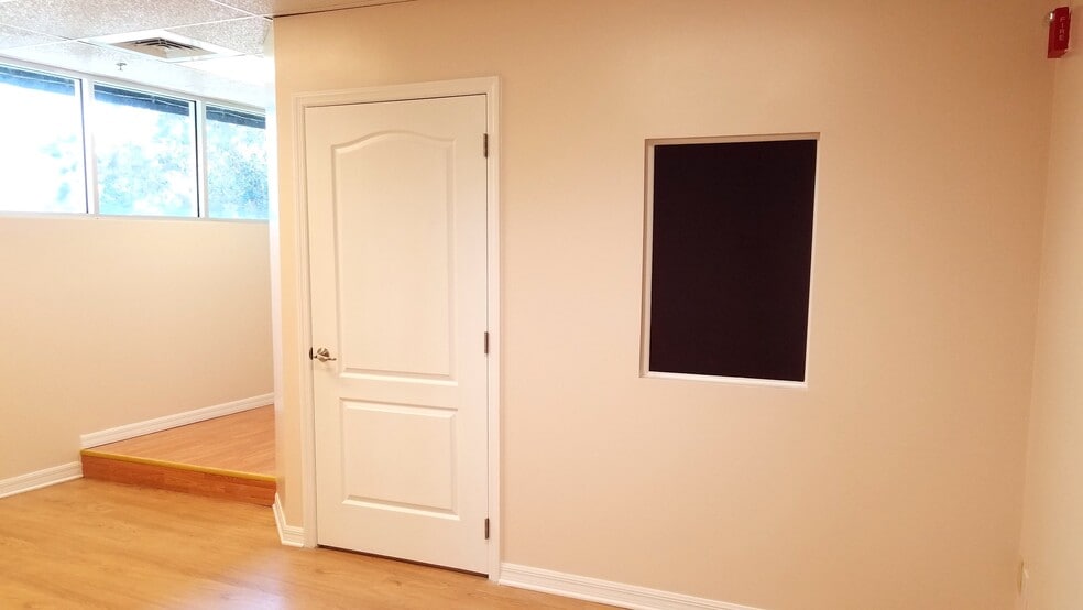 More Photos Of 7802 Kingspointe Pky, Orlando Office For Lease