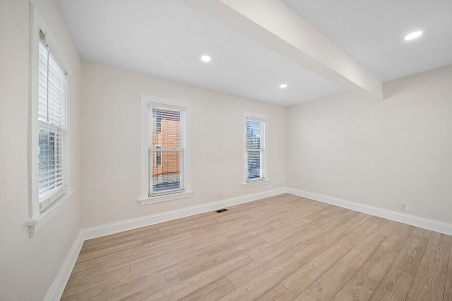 More Photos Of 323 S Hale St, Wheaton Office Residential For Sale