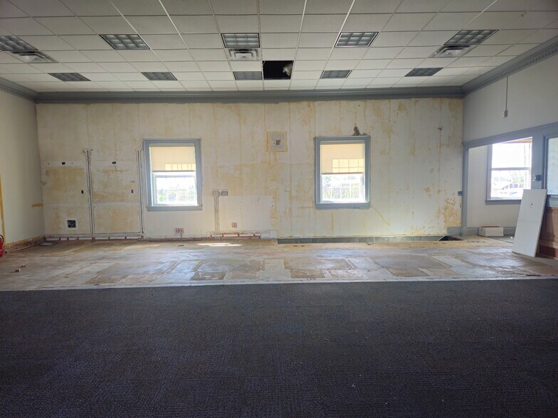 More Photos Of 600 Main St, Wintersville Bank For Lease