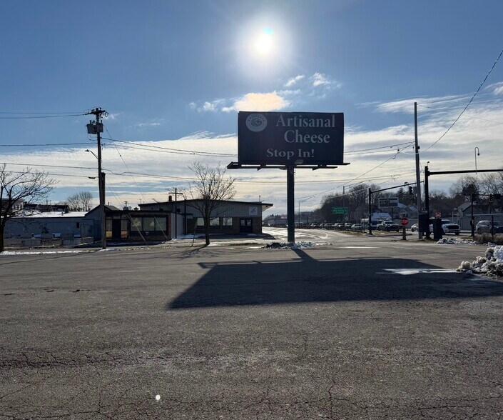 More Photos Of 909 Oswego St, Utica Flex For Sale