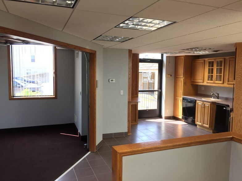 More Photos Of 2040 N Ferry St, Anoka Office For Sale