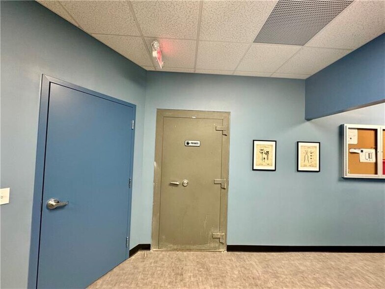 More Photos Of 107 E North St, New Castle Storefront For Sale