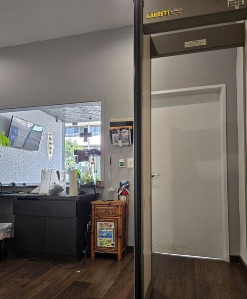 More Photos Of 14000 Ventura Blvd, Sherman Oaks Freestanding For Sale