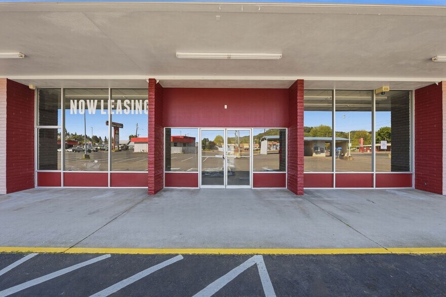 More Photos Of 120 SW Douglas Blvd, Winston Supermarket For Lease