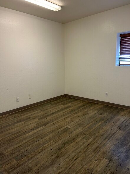 More Photos Of 700 S Bennett Dr, Dewey Warehouse For Lease