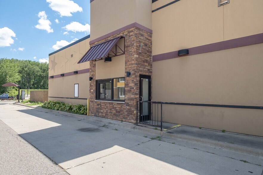 More Photos Of 101 W Lind St, Mankato Fast Food For Lease