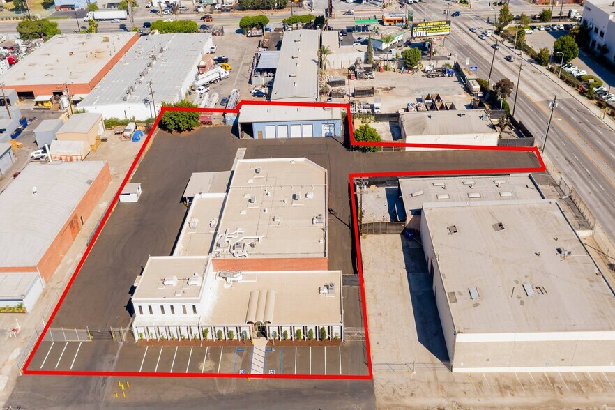 More Photos Of 14208 Towne Ave, Los Angeles Showroom For Lease