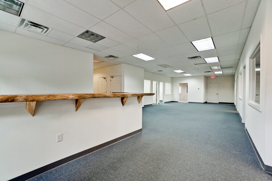 More Photos Of 2940-2946 University Pky, Sarasota Office For Lease