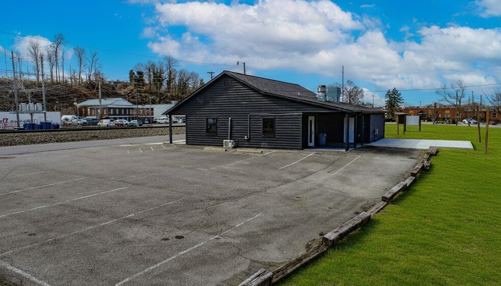 More Photos Of 386 E Main St, Newport Office For Lease