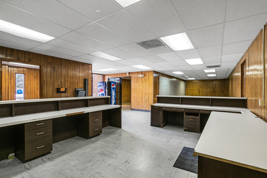 More Photos Of 2100 Commerce Dr, Cayce Warehouse For Lease