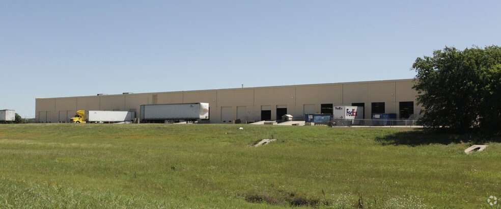 More Photos Of 33 Cypress Blvd, Round Rock Warehouse For Lease