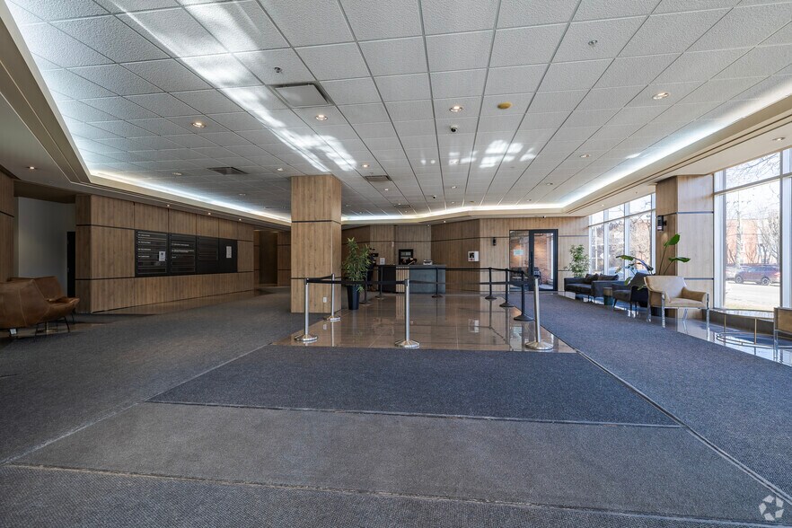 More Photos Of 255 Boul Crémazie E, Montréal Office For Lease
