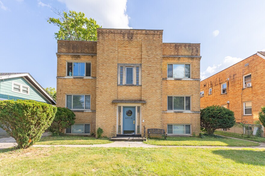 Primary Photo Of 6914 Montgomery Rd, Cincinnati Apartments For Sale