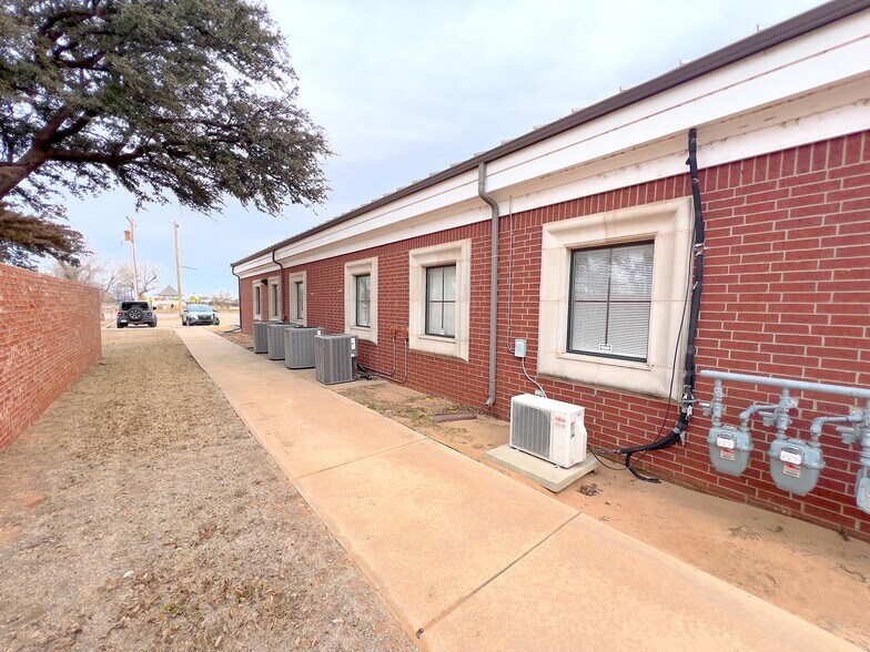 More Photos Of 1015 E Broadway St, Altus Medical For Lease