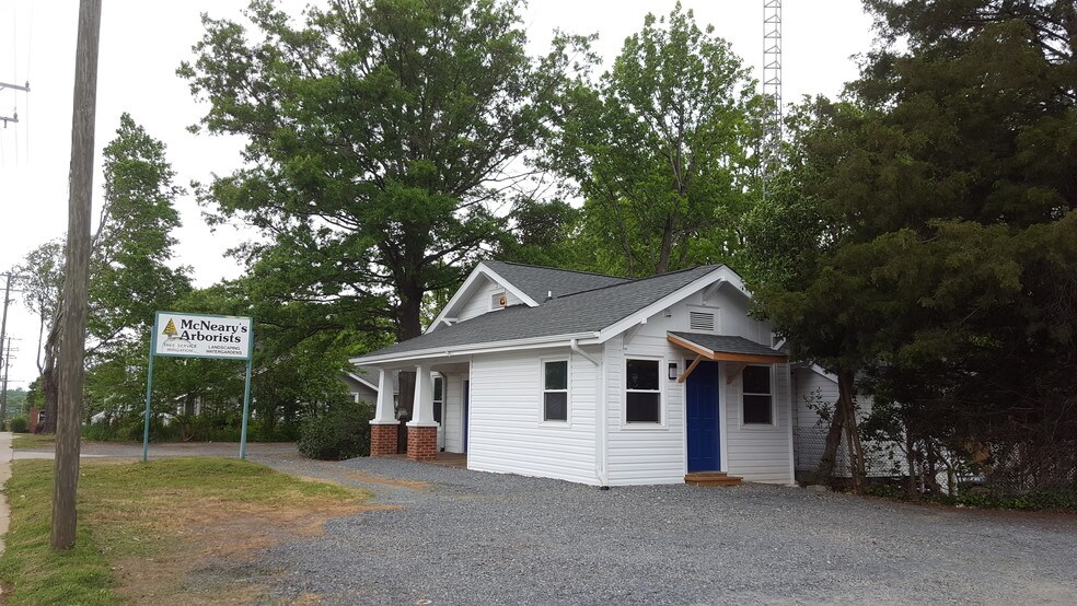 More Photos Of 3521 Monroe Rd, Charlotte Showroom For Lease