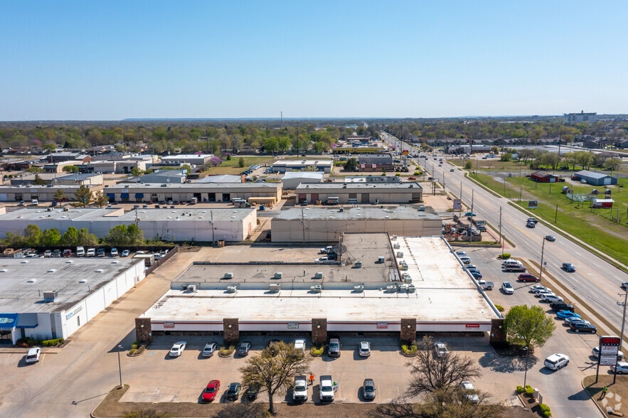 More Photos Of 5800-5807 S Garnett Rd, Tulsa Showroom For Lease