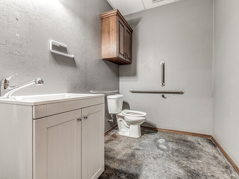 More Photos Of 4900 S Rockwell St, Oklahoma City Warehouse For Lease